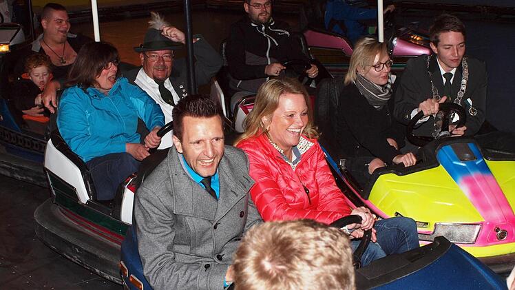 Nach der Königsproklamation hatten alle Beteiligten viel Spaß bei einer Fahrt auf der Autoscooterbahn, darunter der neue König Ludwig Eichhorn (rechts), der Bürgermeister Andreas Hügerich und die Zweite Bürgermeisterin Sabine Rießner (vorne), sowie die Stadträtin Elke Werner und der Vorsitzende Robert Eichhorn. Foto: Alfred Thieret