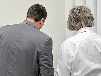 Heinz W. (links) und sein Verteidiger Klaus Bernsmann wollen, dass die Aussagen des Sachverständigen Chirurgie-Professors nicht verwertet werden.  Archivfoto: Ronald Rinklef