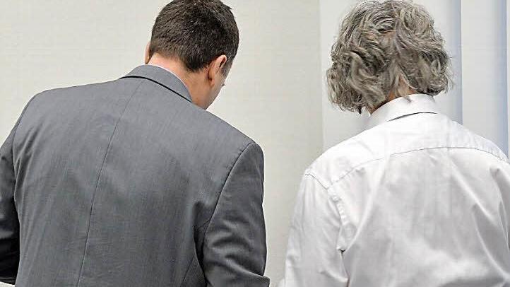 Heinz W. (links) und sein Verteidiger Klaus Bernsmann wollen, dass die Aussagen des Sachverständigen Chirurgie-Professors nicht verwertet werden.  Archivfoto: Ronald Rinklef