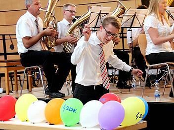 Der Schlagzeuger macht Musik bei der Luftballon-Polka. Fotos: Johanna Blum