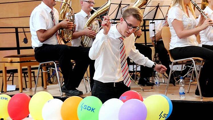 Der Schlagzeuger macht Musik bei der Luftballon-Polka. Fotos: Johanna Blum