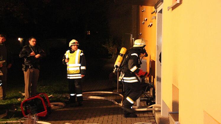 Die Feuerwehr drang mit Schwerem Atemschutz in die Kellerräume vor. Einsatzleiter Martin Panzer (2. v.l.) gab Anweisungen.  Foto: Friedwald Schedel
