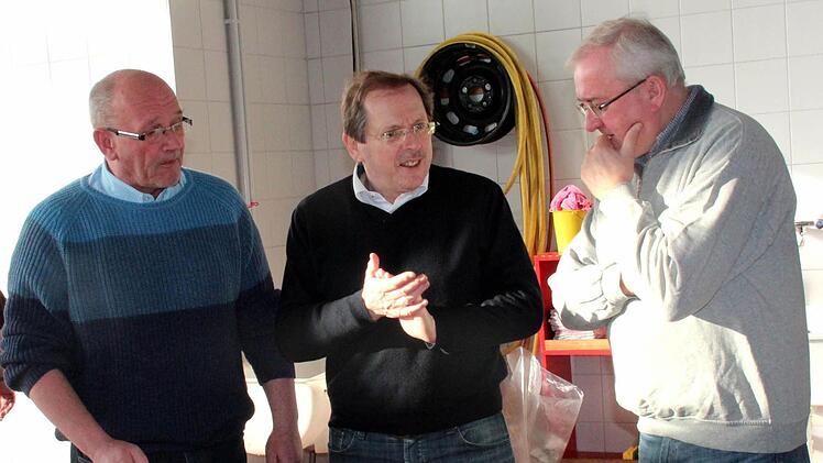 Landtagsabgeordneter Hans Herold (Mitte) im Gespräch mit Feuerwehrlern Foto: Johanna Blum