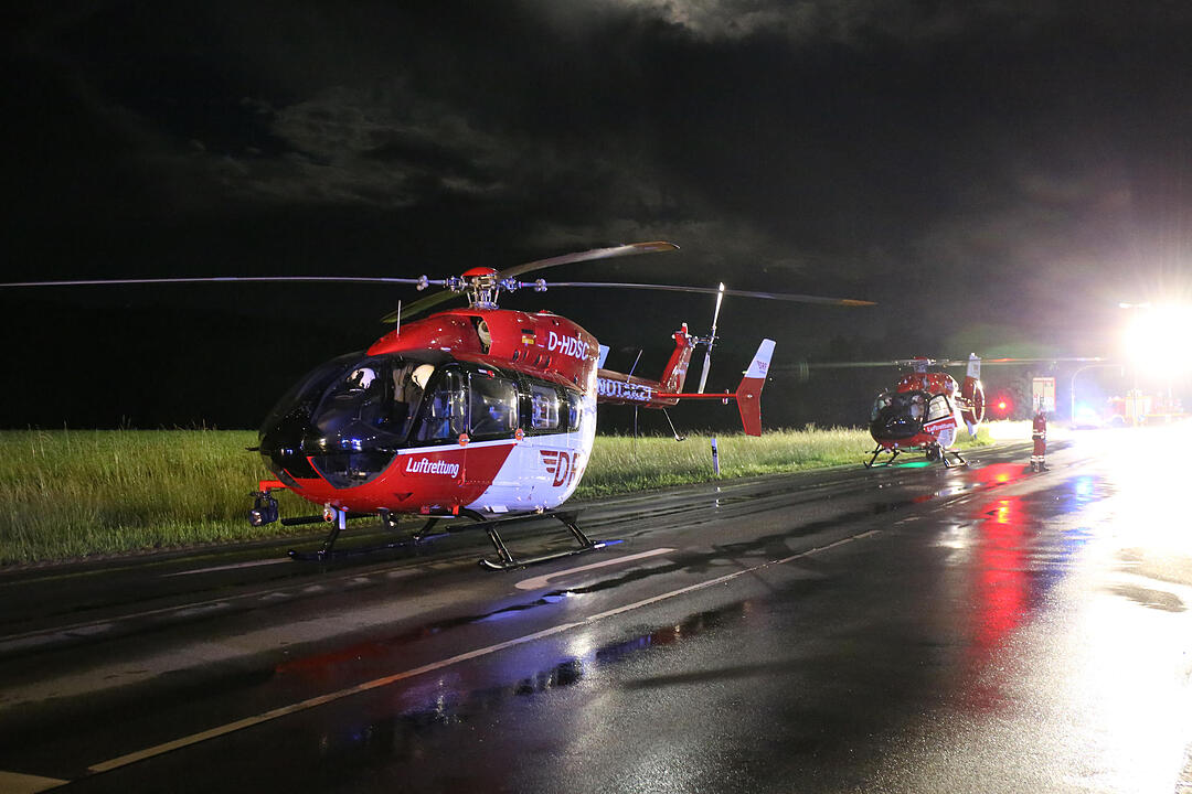 Auto kommt bei Hof von B15 ab