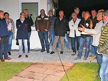 Das Freibad Maßbach soll einen barrierefreien Zugang vom höher gelegenen Eingangsbereich hinunter zum Schwimmbecken bekommen. Der Gemeinderat schaute sich die Pläne von Bauhofleiter Wolfgang Brust (2. von rechts)  an. Links Bürgermeister Matthias Klement. Foto: Dieter Britz