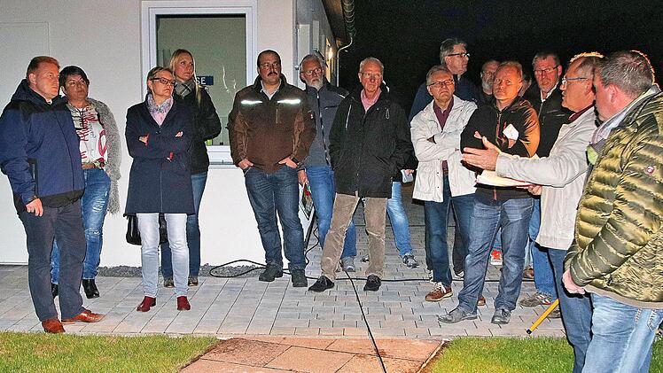 Das Freibad Maßbach soll einen barrierefreien Zugang vom höher gelegenen Eingangsbereich hinunter zum Schwimmbecken bekommen. Der Gemeinderat schaute sich die Pläne von Bauhofleiter Wolfgang Brust (2. von rechts)  an. Links Bürgermeister Matthias Klement. Foto: Dieter Britz