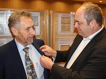 Oliver Bauer (rechts), Geschäftsführer des Bezirksverbandes Unterfranken des Volksbundes Deutsche Kriegsgräberfürsorge, überreicht Erich Fries die Bronzene Ehrennadel des Verbandes.Paul Ziegler