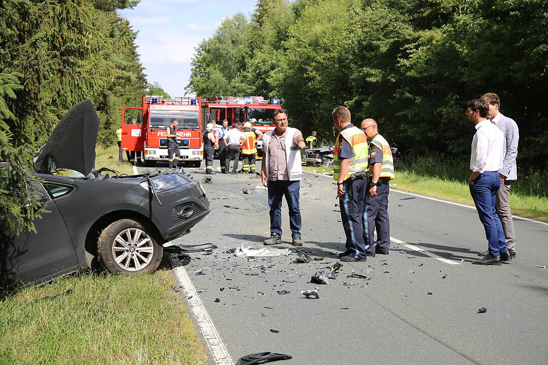 Frontalcrash in Oberfranken: Fahrer bei Unfall eingeklemmt und schwer verletzt