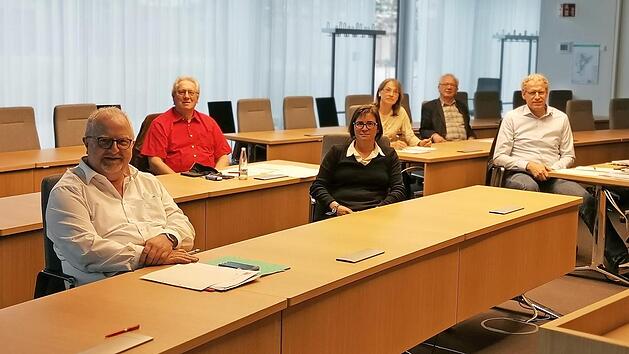 Mit dem gebotenen Abstand formierten sich die SPD-Kreisr&auml;te f&uuml;r die n&auml;chsten sechs Jahre. Foto: privat