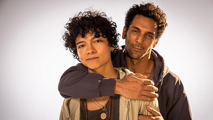 Hier sind Noom (Narayan David Hecter) und sein Vater Largo Winch (Tomer Sisley) noch gl&uuml;cklich vereint.