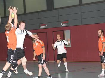 Der Eberner Torjäger Thomas Müller (Zweiter von links, Nummer 13) versucht, sich gegen die Neustadter Abwehr durchzusetzen.