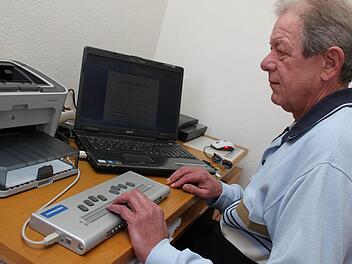 Der Computer von Karl-Heinz Paul verfügt über eine Sprachausgabe. So kann er sich zum Beispiel seine E-Mails vorlesen lassen. Zudem ist der PC mit einer "Braille-Zeile" ausgestattet, mit der Zeichen in Blindenschrift (Braille-Schrift) dargestellt werden.  Foto: Markus Reeh