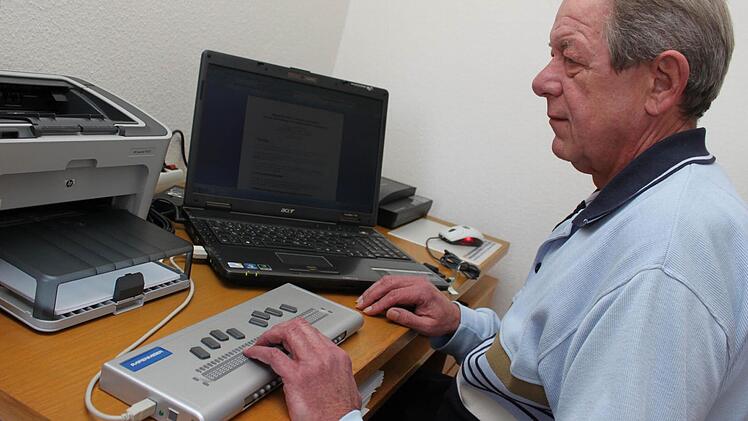Der Computer von Karl-Heinz Paul verfügt über eine Sprachausgabe. So kann er sich zum Beispiel seine E-Mails vorlesen lassen. Zudem ist der PC mit einer "Braille-Zeile" ausgestattet, mit der Zeichen in Blindenschrift (Braille-Schrift) dargestellt werden.  Foto: Markus Reeh