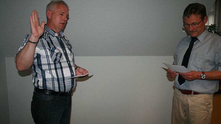 Dritter Bürgermeister Martin Stoeck (links) beim Ablegen des Eids mit Bürgermeister Wilhelm Friedrich. Foto: Gabriele Sell