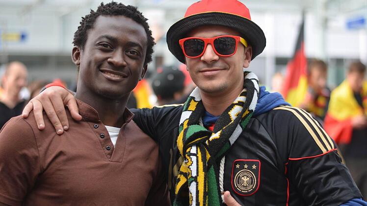 Fanfreundschaft: Yvan drückt Ghana, Zakk Deutschland die Daumen. Fotos: Nikolas Pelke