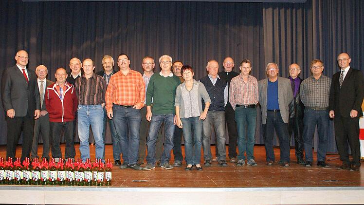 Wer im Schnitt viermal im Jahr zur Blutspende geht, wird nach gut 31 Jahren mit der gleichen Nadel geehrt wie diese Männer und Frauen, nämlich für 125 Blutspenden.