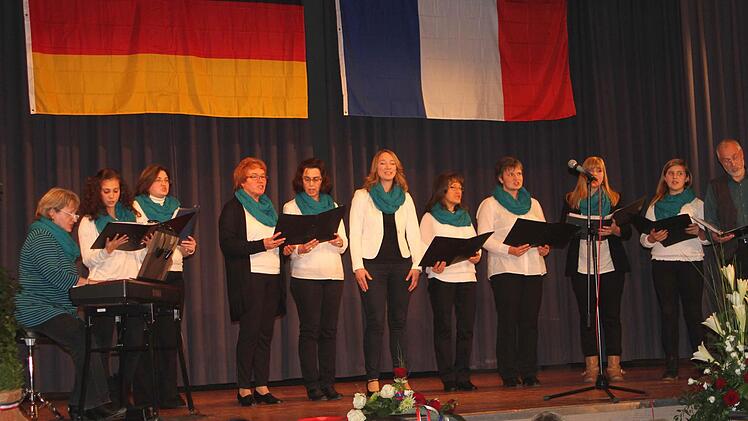 Einfühlsame Lieder bot der Projektchor von Martin Schwerer (rechts).