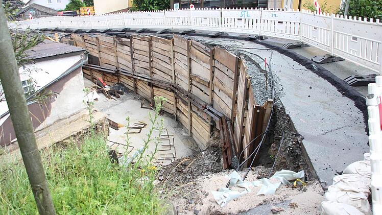 Für die Kreisstraße muss eine hohe Stützmauer errichtet werden.   Foto: Friedwald Schedel