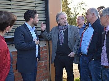 Architekt Karl-Heinz Glodschei erläuterte den Gemeinderäten vor Ort die Dringlichkeit einer erweiterten Sanierung an der Grundschule. Foto: G. Bertram