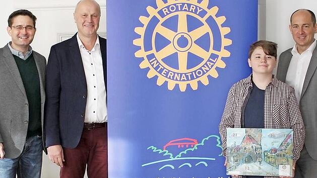 RC-Pr&auml;sident Stefan Nie&szlig;en, Kilian Poelmann, B&uuml;rgermeister Brehm und Harald Laubinger (v. r.) pr&auml;sentieren den Adventskalender. Foto: privat