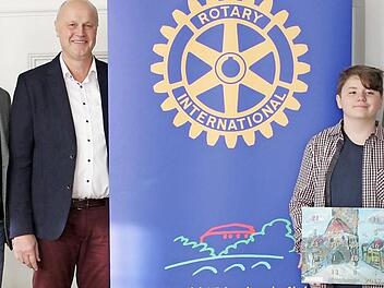 RC-Pr&auml;sident Stefan Nie&szlig;en, Kilian Poelmann, B&uuml;rgermeister Brehm und Harald Laubinger (v. r.) pr&auml;sentieren den Adventskalender. Foto: privat