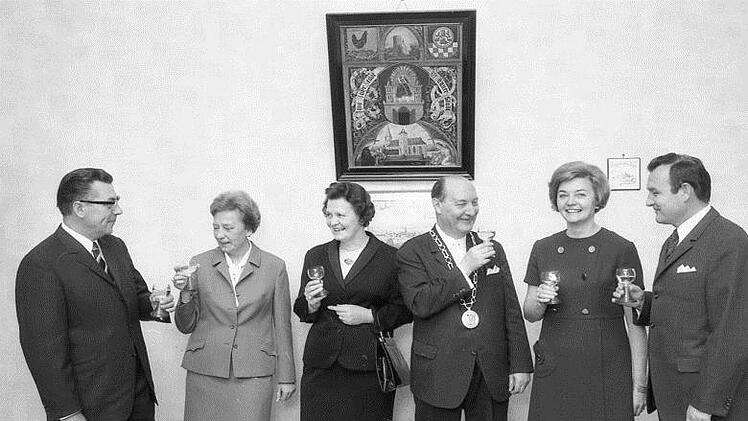 Münnerstädter Firmeninhaber spenden die Bürgermeisterkette zur 1200-Jahrfeier 1970 in Münnerstadt. Stadtarchiv/G. Fuhrmann