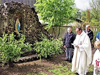 Die Einsegnung der Neukenrother Mariengrotte nahm nach dem Sonntagsgottesdienst Pfarrer Hans-Michael Dinkel vor.  Foto: Gerd Fleischmann