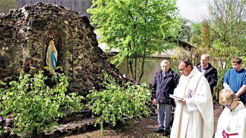 Die Einsegnung der Neukenrother Mariengrotte nahm nach dem Sonntagsgottesdienst Pfarrer Hans-Michael Dinkel vor.  Foto: Gerd Fleischmann