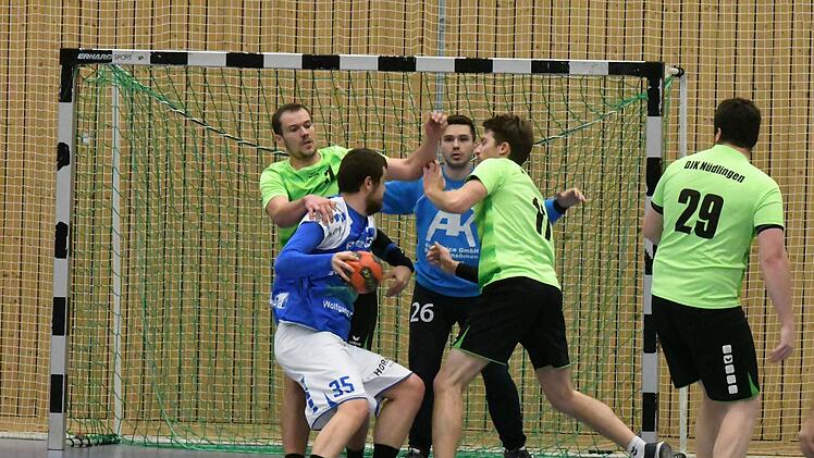 Bezirksliga oder Bezirksliga - das ist die Frage, die sich Nüdlingens Handballer stellen müssen. Foto: Hopf