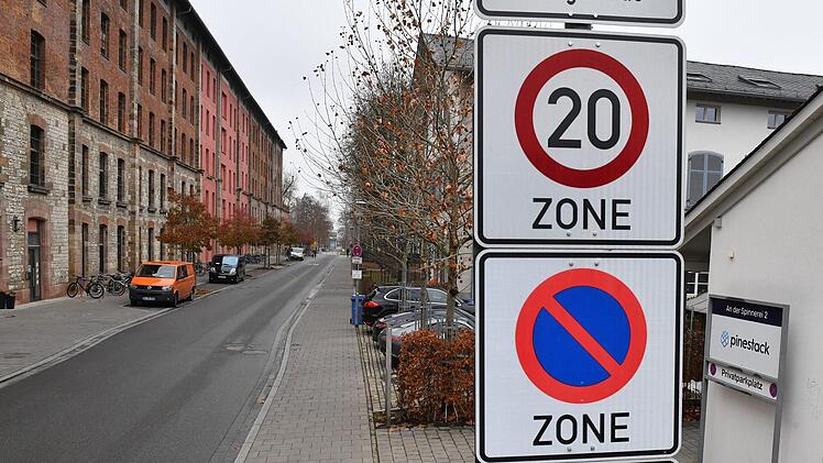 Eine Zone - wie hier bei der Einfahrt auf die Erba-Insel - gilt so lange, bis sie durch entsprechende Beschilderung aufgelöst wird. Das heißt: Auf der ganzen Erba gilt Tempo 20 und das Parken ist nur in gekennzeichneten Flächen oder kurz zum Be- und Entladen erlaubt. Vor allem beim Parken auf der Erba gebe es laut Straßenverkehrsamt immer wieder Verstöße, bei denen die Beschuldigten argumentierten, sie hätten kein Schild gesehen.  Foto: Ronald Rinklef