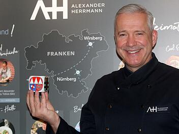 Der Frankenwürfel steht nun bei Alexander Herrmann im Regal mit den Auszeichnungen im Wirsberger Restaurant.