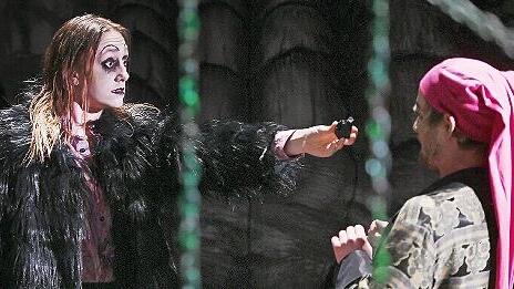 Clara Kroneck (l.) und Eric Wehlan in &bdquo;Sandmann&ldquo;