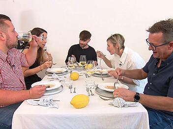 Das perfekte Dinner - Tag 1 Zum Auftakt in Würzburg trifft sich die "Dinner"-Runde bei Nick (Mitte).
