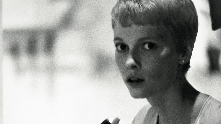 Rosemarie (Mia Farrow) will dem Geheimnis ihrer Nachbarn auf den Grund gehen.
