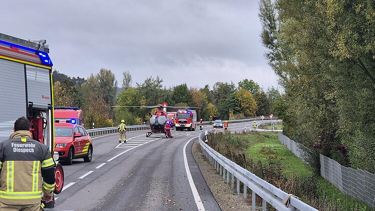 Frontalcrash auf B470 bei Diespeck: Rettungshubschrauber im Einsatz, vier Verletzte