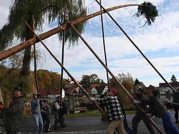 Ungewöhnlich viele Helfer waren heuer zum Baumaufstellen nach Ailsbach gekommen.  Foto: Sonja Werner