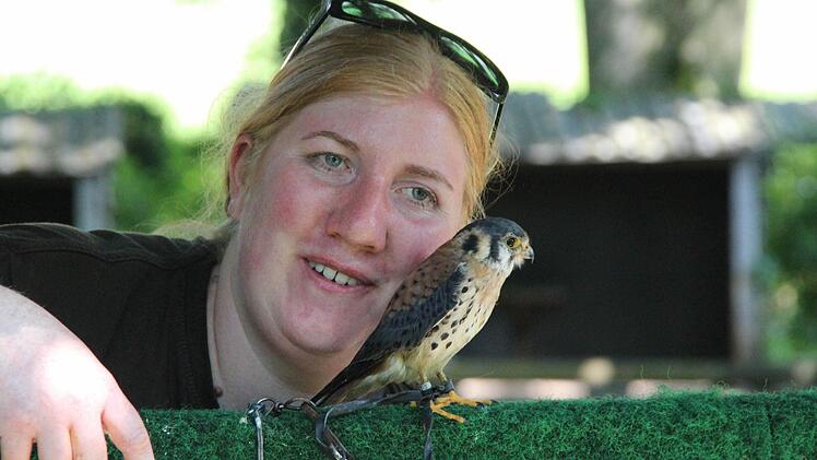 Karolina Gasteiger mit Greifvogel Sperber "Gimli"