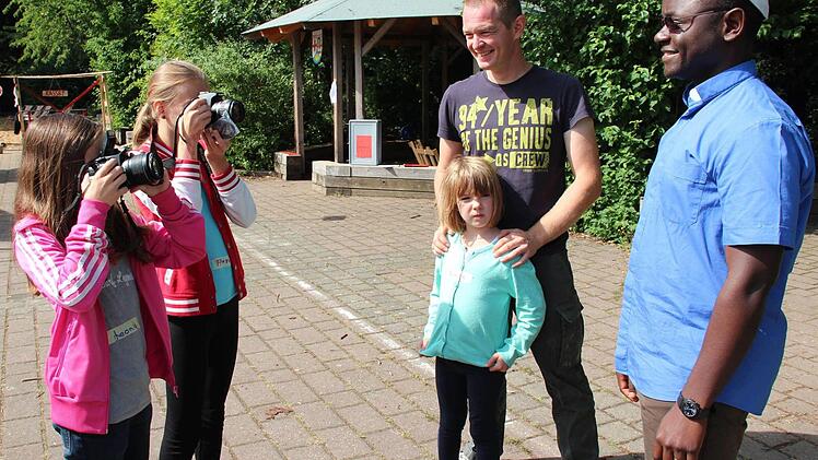 Die Zeitungsreporter fotografieren einen ungewöhnlichen Gast. Hinten im Bild Jugendpfleger Frank Schulte