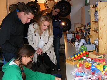 Margit Kunzelmann (vorne) präsentierte den Besuchern in ihrer Garage unter anderem Kinderbücher. Foto: Mona Lisa Eigenfeld