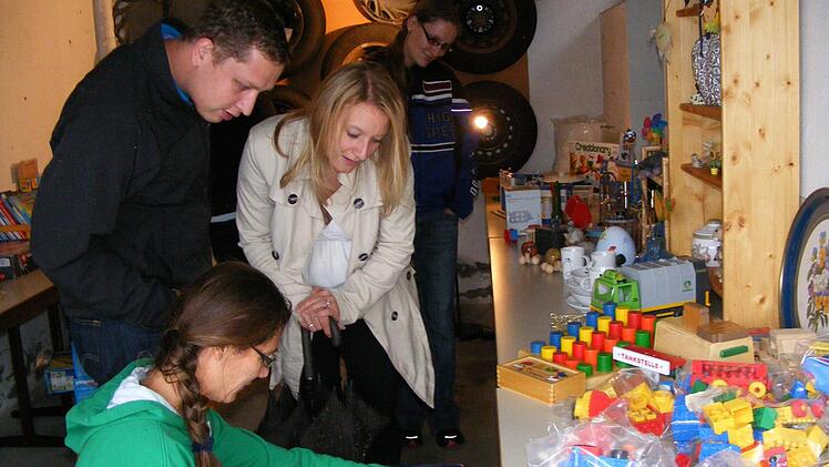Margit Kunzelmann (vorne) präsentierte den Besuchern in ihrer Garage unter anderem Kinderbücher. Foto: Mona Lisa Eigenfeld