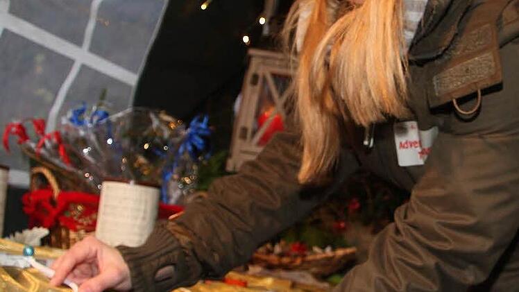 Tamara Weith hat etwas Hübsches gefunden. Foto: Sonja Adam