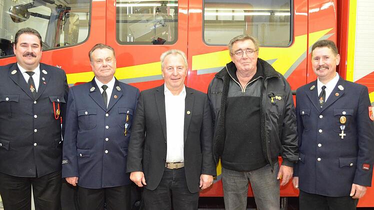 Sie wurden für langjährige Treue geehrt (von links): Kommandant Stefan Sixt, Albin Enzingen, Armin Greubel, Franz Bretz und Vorsitzender Bernhard Sixt. Foto: Andreas Lomb