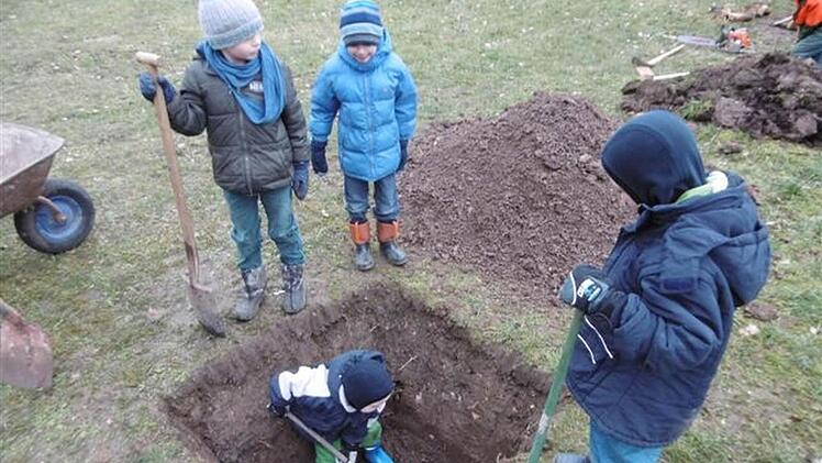 Neben den Erwachsenen fanden sich auch viele Kinder ein, die tapfer beim Graben mithalfen. Foto: Gerold Snater