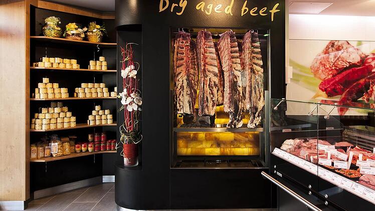 Die Fleisch-Reifekammer mit Salzwand von Schrutka-Peukert - hier bei der Metzgerei Böhm in Feucht - dient auch als Blickfang im Verkaufsraum.  Foto: Daniel Herbst