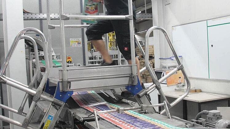 Um die Produktion nicht zu unterbrechen, führt eine Leiter über das Fließband. Foto: Daniel Ruppert