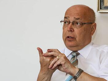 Franz Stumpf in seinem Arbeitszimmer im Forchheimer Rathaus - ein Bild das vor kurzem anlässlich seines 25. Dienstjubiläums entstand. Foto: Barbara Herbst