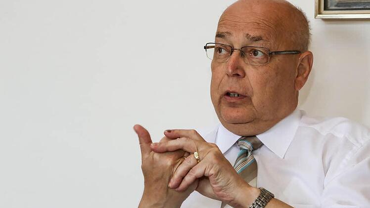 Franz Stumpf in seinem Arbeitszimmer im Forchheimer Rathaus - ein Bild das vor kurzem anlässlich seines 25. Dienstjubiläums entstand. Foto: Barbara Herbst