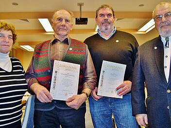 Für mindestens 40-jährige Mitgliedschaft wurden Wolfgang Schneider (Zweiter von links) und Bruno Reuß (Zweiter von rechts) vom Vorsitzenden Georg Weippert und der Kreisvorsitzenden Irmgard Heinrich mit der goldenen Ehrennadel und entsprechender Urkunde des Bayerischen Landesverbandes für Gartenbau und Landespflege geehrt. Foto: Sigismund von Dobschütz