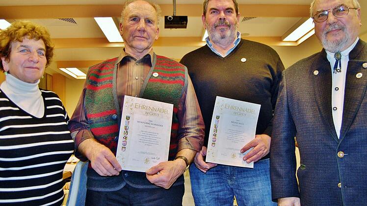 Für mindestens 40-jährige Mitgliedschaft wurden Wolfgang Schneider (Zweiter von links) und Bruno Reuß (Zweiter von rechts) vom Vorsitzenden Georg Weippert und der Kreisvorsitzenden Irmgard Heinrich mit der goldenen Ehrennadel und entsprechender Urkunde des Bayerischen Landesverbandes für Gartenbau und Landespflege geehrt. Foto: Sigismund von Dobschütz
