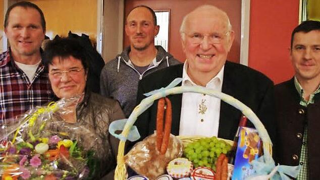 Die Jagdgenossenschaft Willmersreuth/Motschenbach verabschiedete ihren langjährigen Revierpächter Gerhard Schneider (zweiter von rechts). Mit im Bild (von links) Jagdvorstand Norbert Erhardt, Christa Schneider sowie die neuen Pächter Stefan Tasler und Tino Eber.  Foto: Christian Schuberth